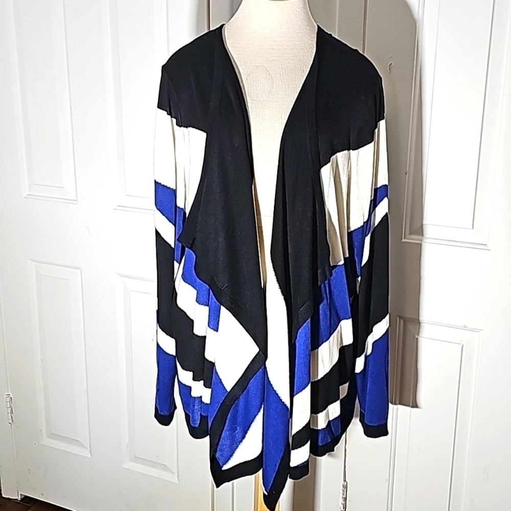 AVENUE NWT WOMEN'S 26/28 open front sweater. Blue, black, and‎ white.